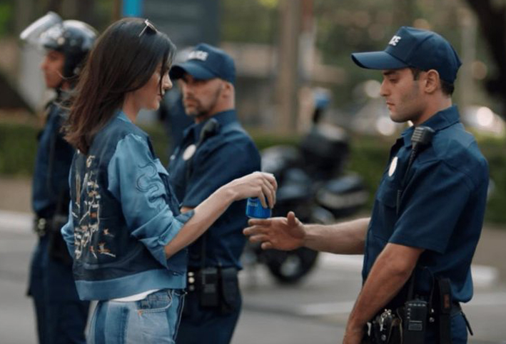 بعد فشل إعلان "كيندل جينر" .. "بيبسي تسحب الإعلان وتعتذر