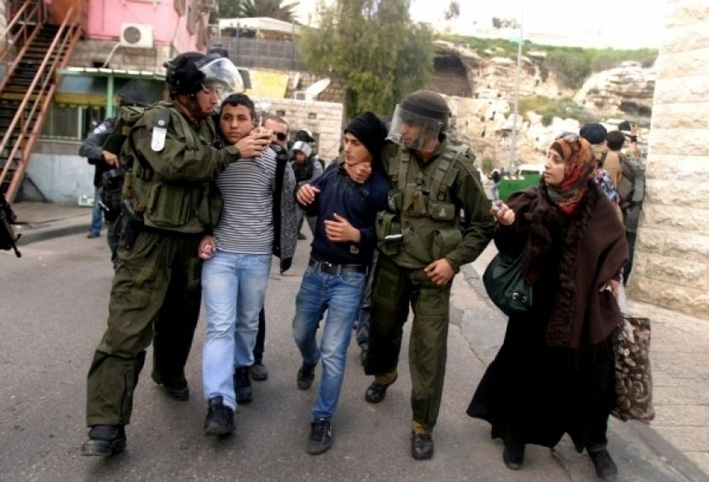 هآرتس : إسرائيل تعتقل مئات الفلسطينيين بسبب كتاباتهم على الـ "فيس بوك"