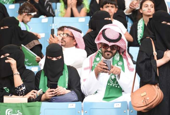 بالصور .. السعودية تسمح للمرأة ولأول مرة بدخول ملعب رياضي