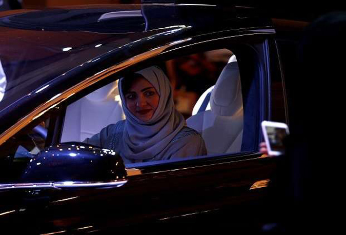 السعودية تعتزم نشر شرطيات .. تحسبا لحوادث سيارات النساء