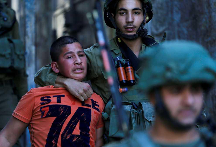 إسرائيل تحتجز حوالي 300 طفل فلسطيني في سجونها