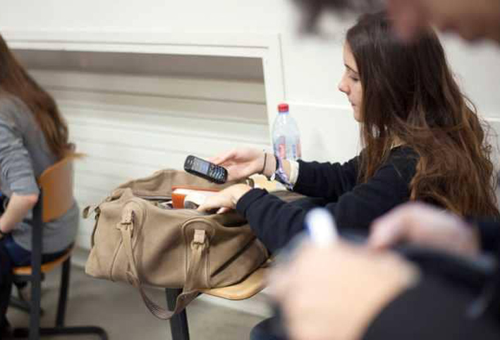 فرنسا تحظر "الهواتف الذكية" في المدارس