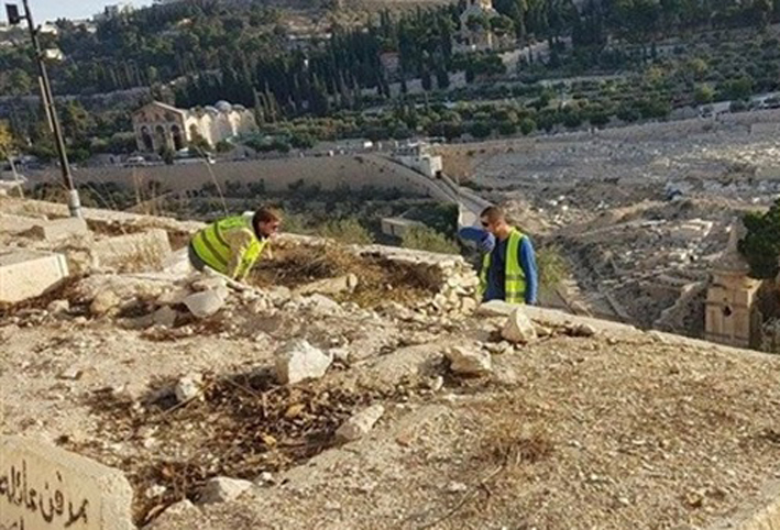 الاحتلال ينتهك حرمة الأموات في القدس وينبش مقبرة الرحمة