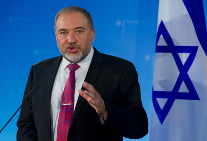 وزير الدفاع الإسرائيلي يطالب حكومة نتنياهو بمعاقبة اهالى الاسرى الفلسطينيين