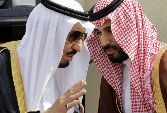 بالفيديو .. رد فعل ولي العهد لحظة وصول الملك سلمان