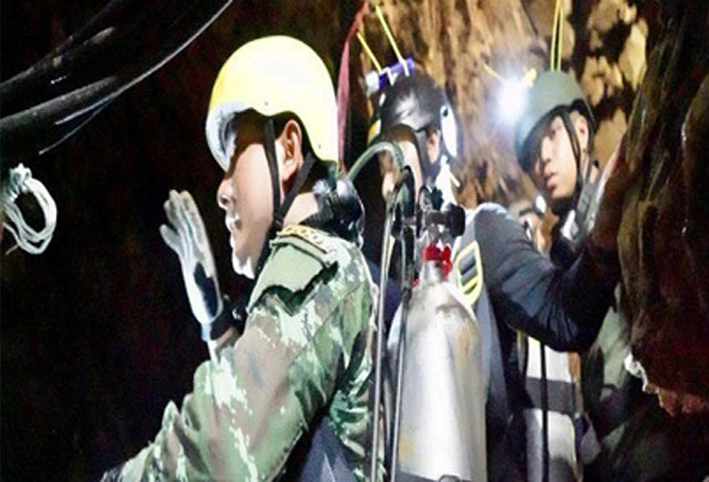 بالفيديو .. الغواصة المصممة لإنقاذ أطفال الكهف بتايلاند أثناء اختبارها