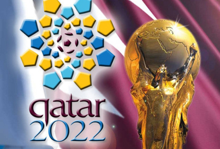 بالفيديو .. الرئيس الروسي يسلم أمير قطر الراية الرمزية لتنظيم مونديال 2022 