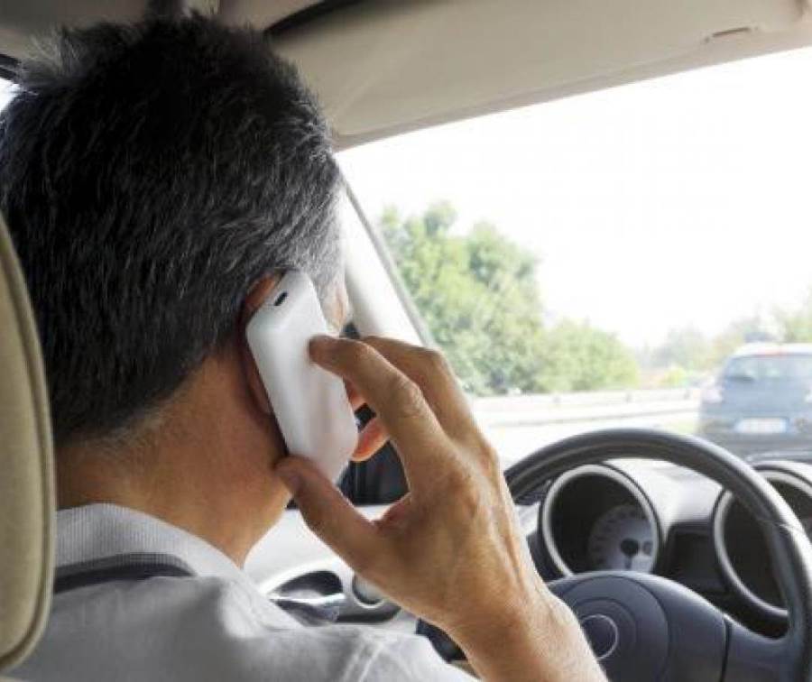 بريطانيا تعتزم حظر استخدام الهواتف المحمولة أثناء القيادة