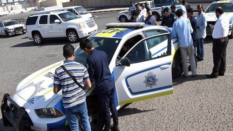 شرطي كويتي يعتدي على ضابط مرور بسبب مخالفة