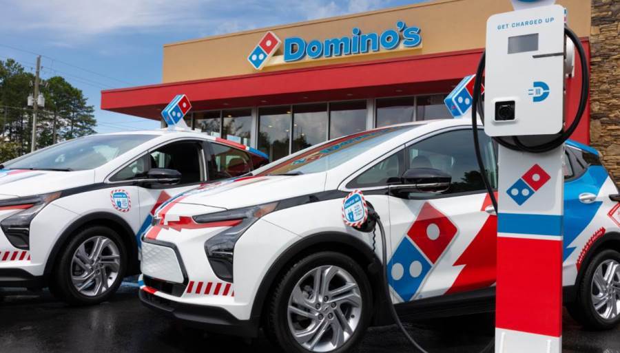  دومينوز بيتزا تبني اسطول توصيل جديد من السيارات الكهربائية 