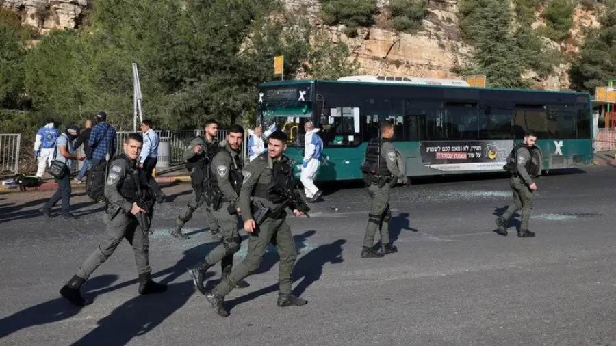 مقتل مستوطن إسرائيلي وجرح آخرين بانفجارين بالقدس.. والشرطة تستنفر وتعتقل 3
