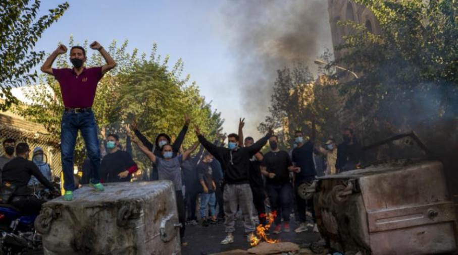 الحرس الثوري الإيراني يهدد المحتجين: لن نرحمكم