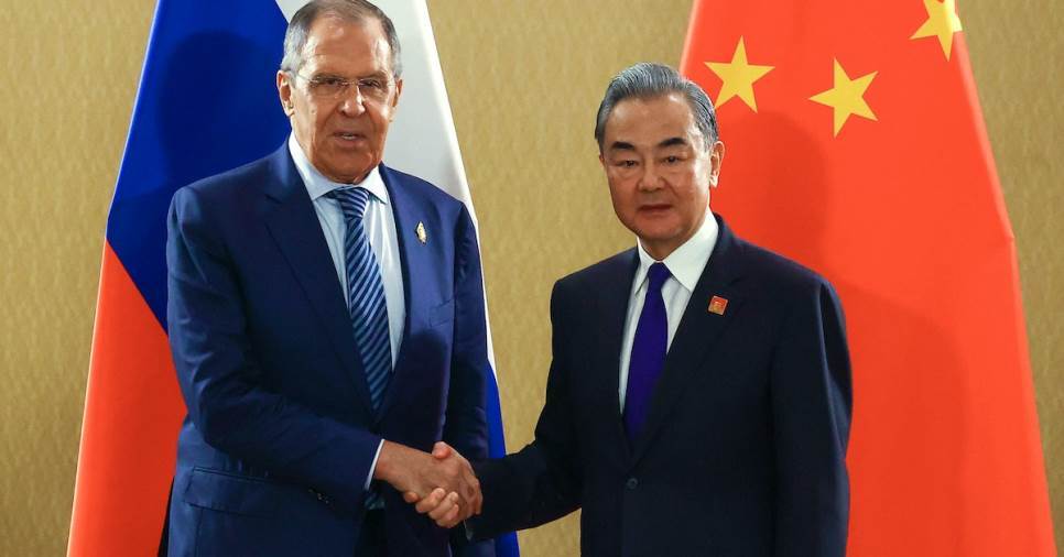 لأول مرة منذ اندلاع الحرب.. كبير دبلوماسيي الصين يزور روسيا