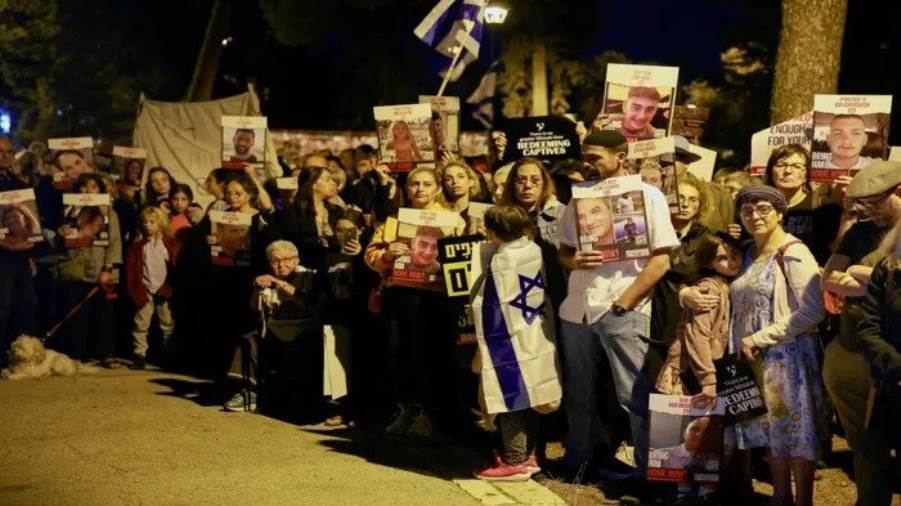 احتجاجات إسرائيل.. عائلات المحتجزين تغادر اجتماع "نتنياهو" قبل نهايته