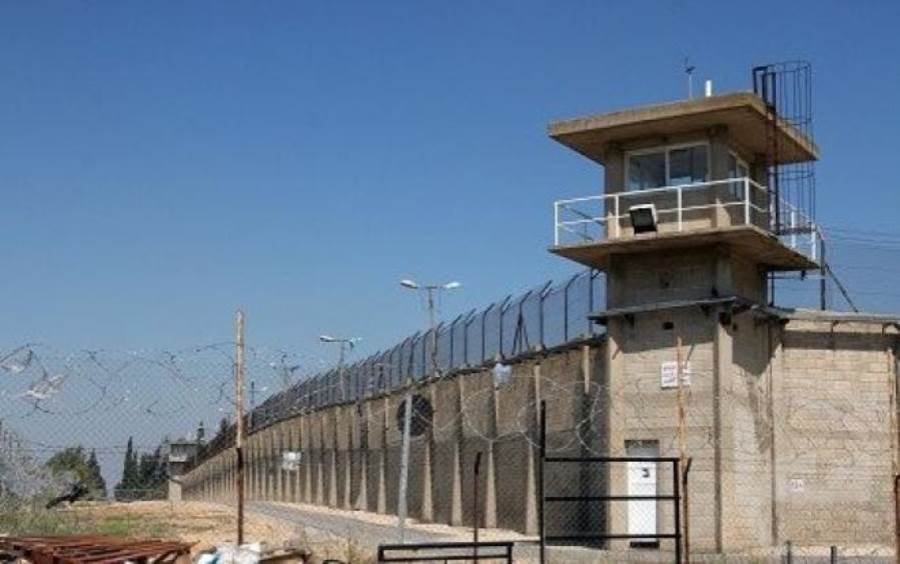 السجون الإسرائيلية: سنفرج عن 42 أسيرا فلسطينيا اليوم ضمن صفقة التبادل