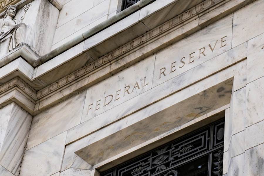  لماذا لجأت البنوك المركزية العالمية لتشديد السياسة النقدية؟
