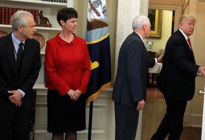 بالفيديو .. ترامب يخالف البروتوكول الرئاسى وينسى توقيع قرار تنفيذي