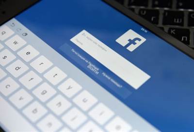 "فيسبوك" توقف أغلب تطبيقاتها على ملايين الأجهزة