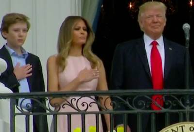 بالفيديو .. "ميلانيا ترامب" تنقذ زوجها من موقف محرج