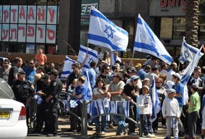 بالصور .. آلاف الإسرائيليين يتظاهرون تأييدا لحل الدولتين