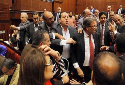 مشادات بين مؤيدي ومعارضي تيران وصنافير بالبرلمان