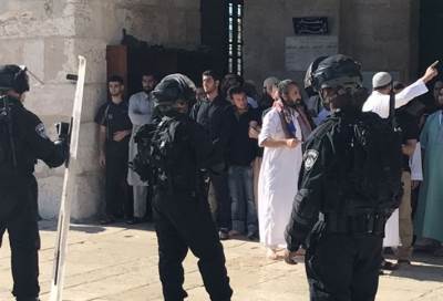 بالفيديو .. القوات الإسرائيلية تقتحم ساحات المسجد الأقصى وتعتدي على المصلين