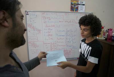  اللاجئون يتعلمون اللغات في قلب محنتهم