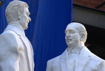 "غورباتشوف وريغان" يتصافحان وسط موسكو!