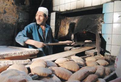 "التموين" تقترح خفض حصة الفرد من الخبز المدعم إلى 4 أرغفة