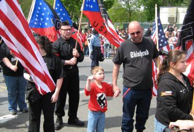 بالفيديو .. تصاعد التوتر بين النازيين ومعارضين لهم فى الولايات المتحدة