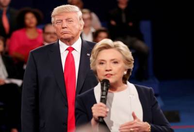 كلينتون تنعت ترامب بألفاظ قاسية