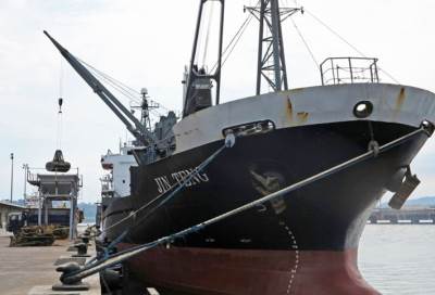 بالفيديو .. لحظة انشطار سفينة إلى جزأين قرابة ساحل ميناء كيليوس التركي 