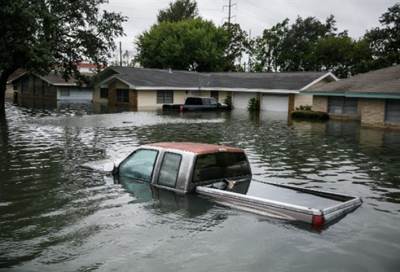 وزير الداخلية الفرنسي: 8 قتلي و32 مصابا جراء إعصار إيرما