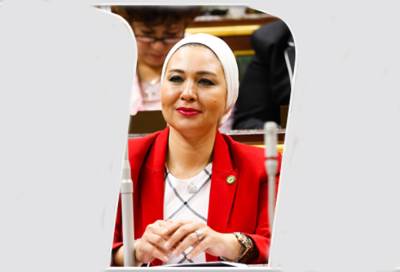 النائبة زينب سالم تشارك فى اكتشاف مقبرة بالأقصر بأيادي مصرية