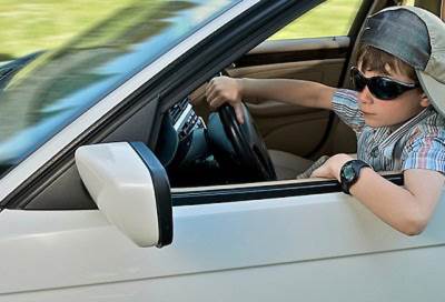 بالفيديو .. مطاردة بين الشرطة وسيارة يقودها طفل عمره 10 سنوات 