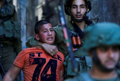 إسرائيل تحتجز حوالي 300 طفل فلسطيني في سجونها