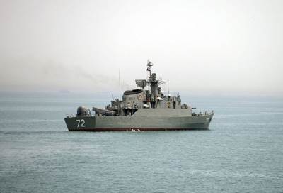 سفينة حربية إيرانية تصطدم بحاجز خرساني وفقدان 2 من طاقمها