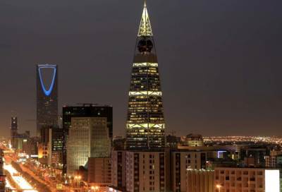 السعودية تقصر العمل على السعوديين في 12 مهنة