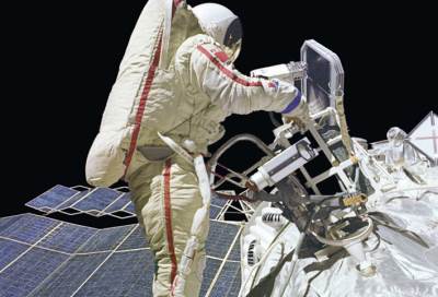 تعرف على حياة رائد الفضاء ماذا يأكل وكيف يستحم وكم يجني؟