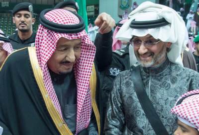 بالفيديو .. العاهل السعودي يجمع أبرز معتقلي "الريتز" برقصة "العرضة"