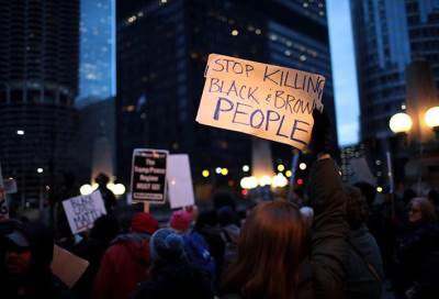 المئات يتظاهرون في شيكاغو ضد سياسات ترامب وعنف الشرطة