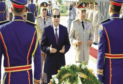 "السيسى" يضع إكليلا من الزهور على قبر الجندي المجهول