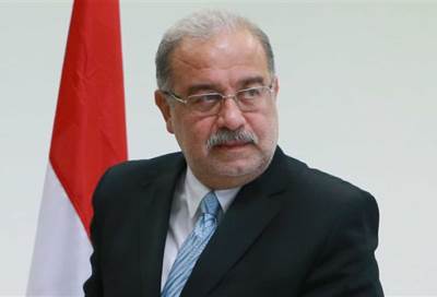 رئيس الوزراء يتفقد الحرف اليدوية ويستمع لشرح حول المعرض