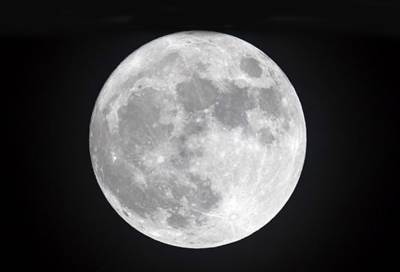 بحث جديد يكشف وجود مياه مجمدة تحت سطح القمر