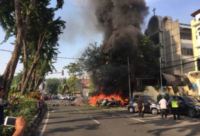 بالفيديو .. قتلى وجرحى في انفجارات بـ 3 كنائس في إندونيسيا