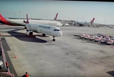 بالفيديو .. لحظة تصادم طائرتين في مطار إسطنبول