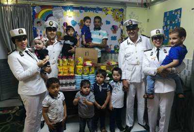 ضباط "حقوق الإنسان" بالداخلية يوزعون الهدايا على الأيتام في رمضان