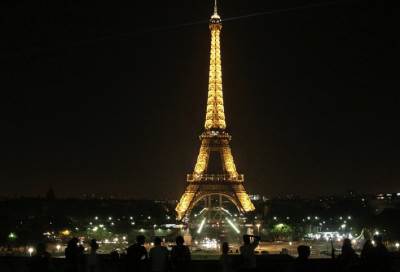 فرنسا تحذر ارتداء الملابس الدينية في مدارسها