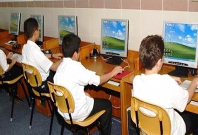 برلماني يقترح استحداث مادة عن الوعي الإلكتروني بالمدارس