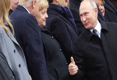 ابتسامة ترامب الحارة وإبهام بوتين .. كيف كان اجتماع القادة في باريس